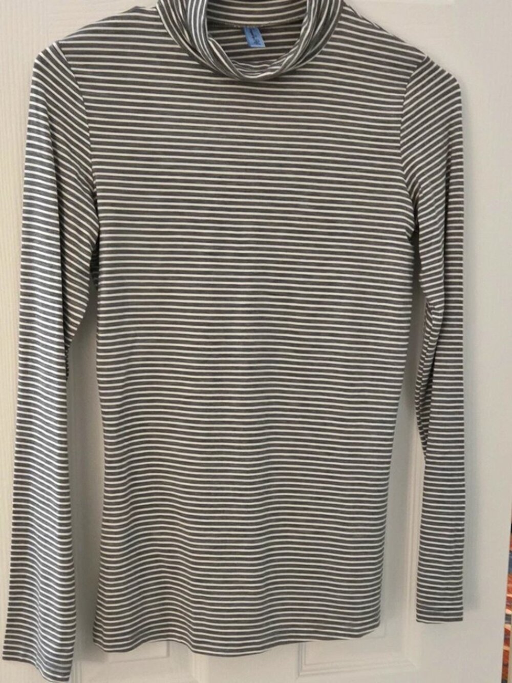 Devops Women's Gray/White Striped Knit Turtleneck Pullover Top Long Slv S